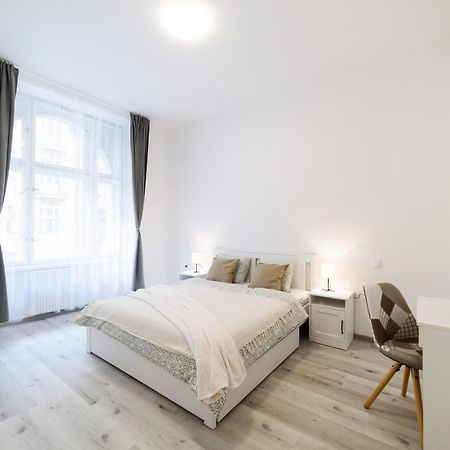 New Apartments Near Dancing House Прага Екстер'єр фото