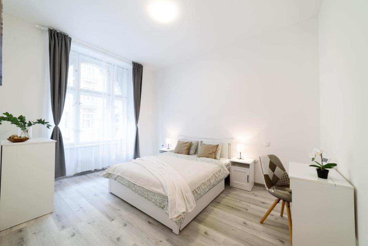 New Apartments Near Dancing House Прага Екстер'єр фото