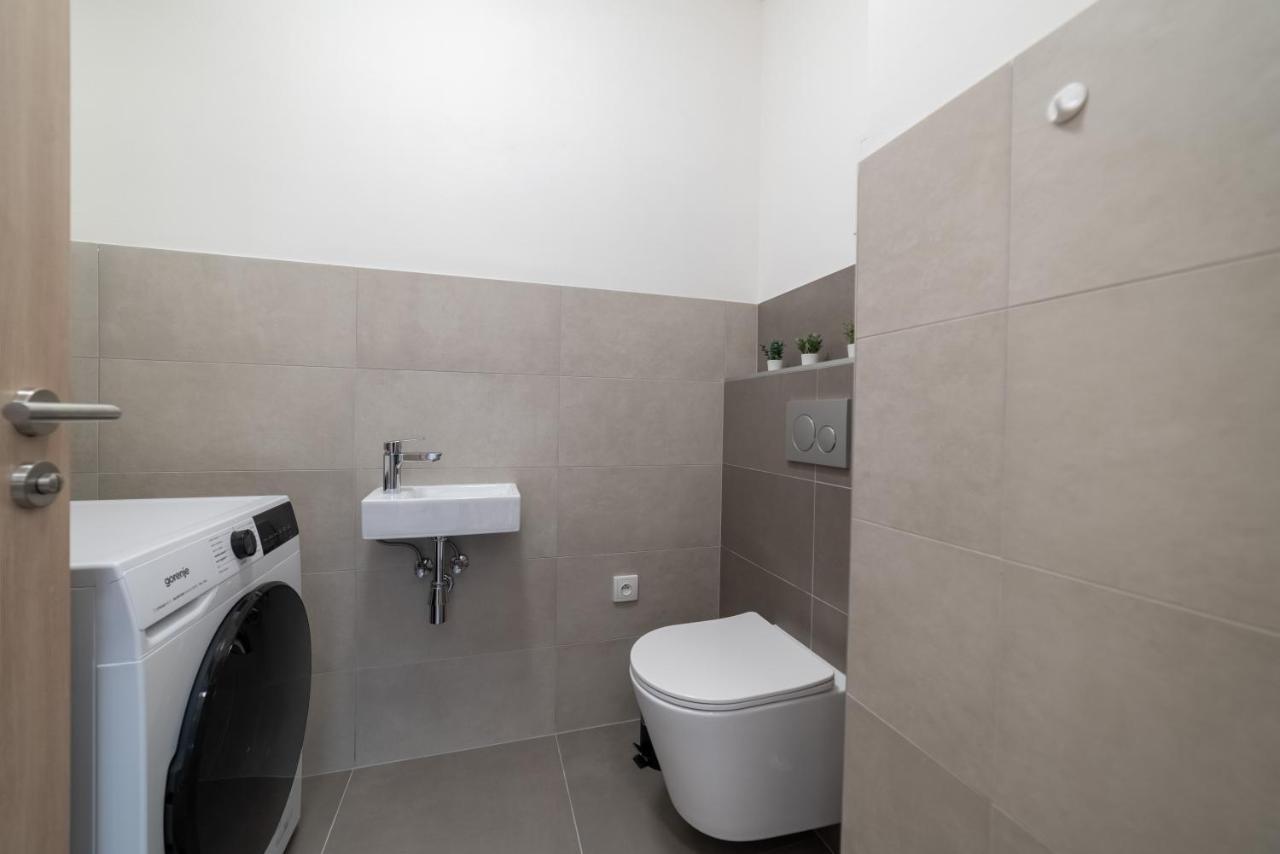 New Apartments Near Dancing House Прага Екстер'єр фото