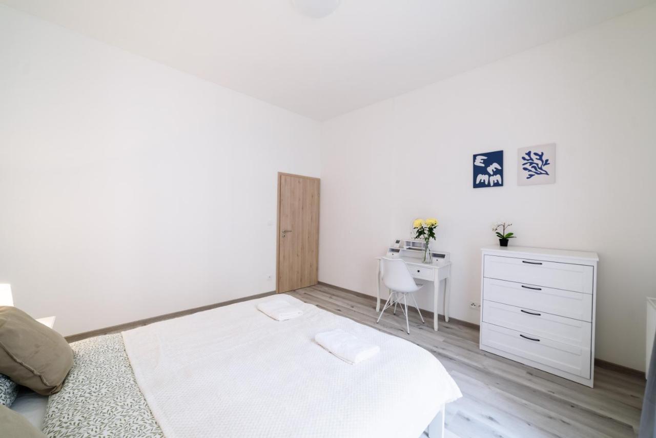 New Apartments Near Dancing House Прага Екстер'єр фото